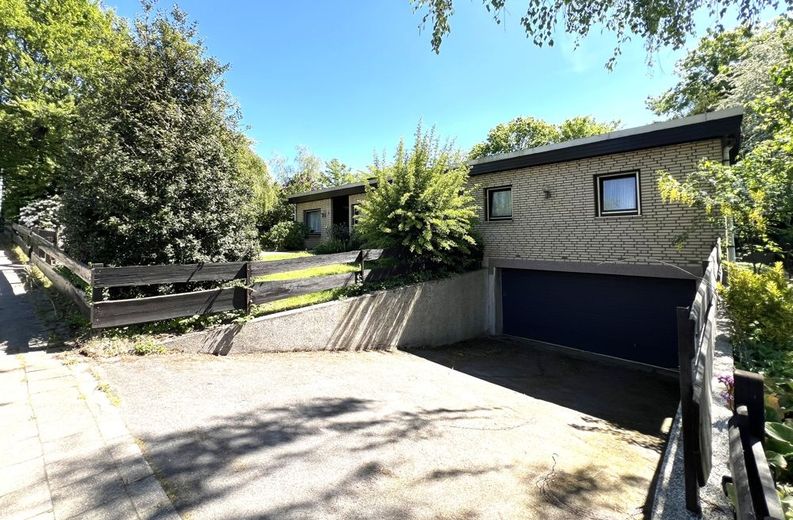 Rarität in Bochum-Stiepel: Charmantes freistehendes Einfamilienhaus mit weitläufigem Grundstück – Außenansicht mit Garage