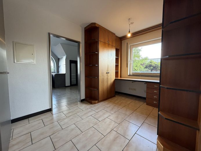 +++RESERVIERT+++ Maisonette-Wohnung mit großem Sonnenbalkon inkl. Tiefgarage in Oberhausen-Alsfeld – Diele Blick zur Küche