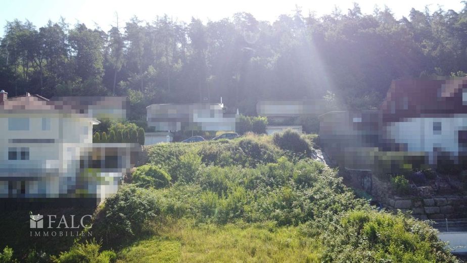 Sonniges Hanggrundstück mit traumhafter Aussicht – Außenansicht