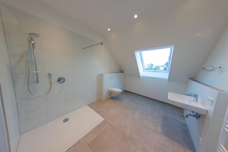 Moderne Neubau-Maisonettewohnung mit hochwertiger Ausstattung, Balkon und EBK – Badezimmer