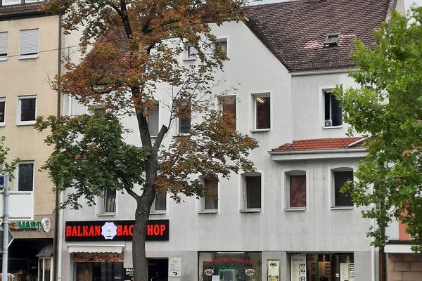 5,1%, odnowiony budynek mieszkalno-usługowy w centrum ER, 800 m², z nową zabudową o powierzchni 315 m², dwa lokale użytkowe i oficyna