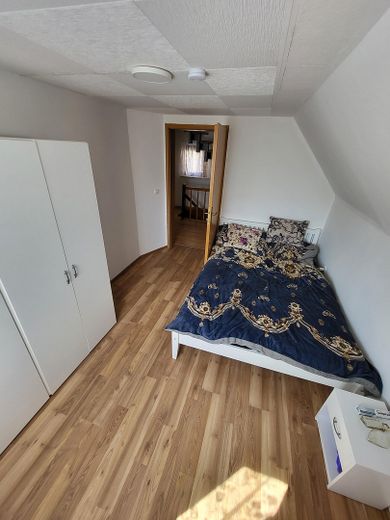 Günstiges, gepflegtes freistehendes Einfamilienhaus mit EBK in Kirchzell (Odw.) – Schlafzimmer2