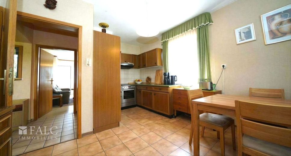 Idylle &amp; Raum vereint: Ein- bis Zweifamilienhaus in perfekter Lage in Gemmingen - FALC Immobilien – Wohnküche EG