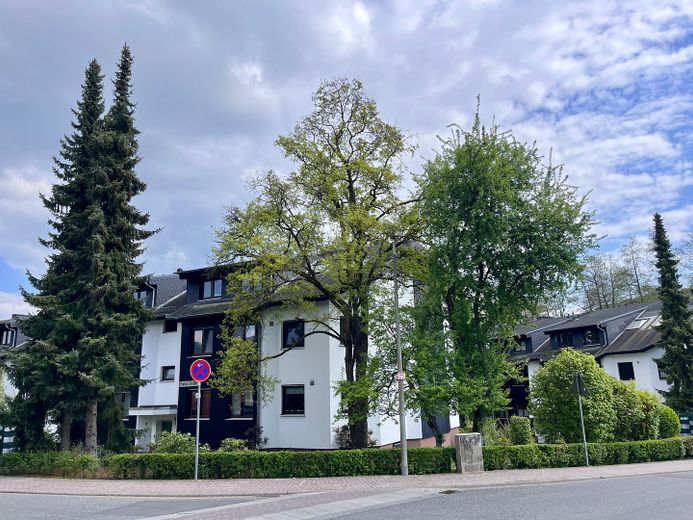 1+1=1 * Großzügige, familientaugliche ETW in ruhiger und dennoch zentraler Lage * in Niedernhausen – Blick aufs Eckhaus