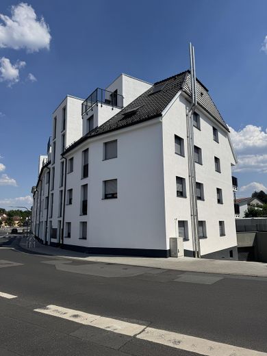 Front des Wohnhauses + TG 