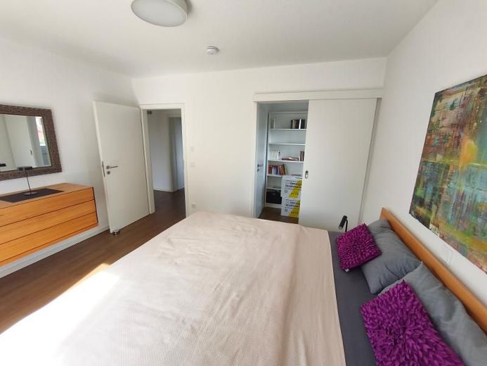 3 Zi. Wohnung (möbliert) im EG mit Terrasse, Carport und Stellplatz – Schlafzimmer mit Zugang zum Garten und Terrasse Bild 3