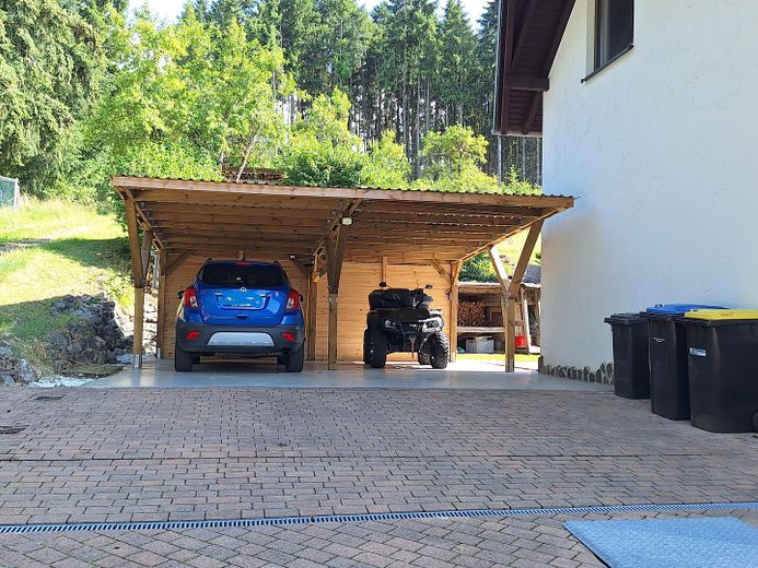 Großzügiges Wohnen im gepflegten Landhaus (nähe Golfplatz/Waldrand) PROVISIONSFREI – Doppelcarport u.Stellplätze