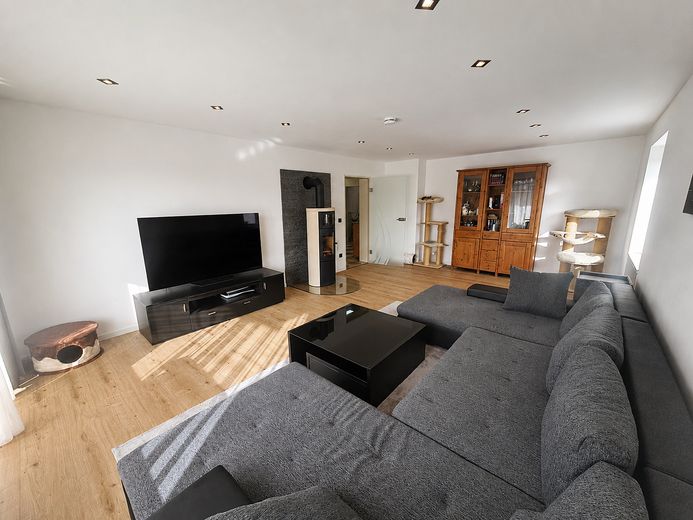 Großzügige 4-Zimmer-Wohnung in Rosenheim mit 2 Bädern & 2 Balkonen – Wohnzimmer