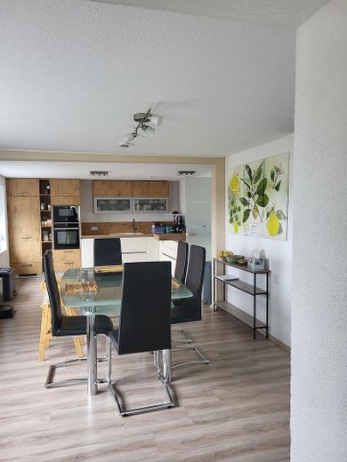 Casa unifamiliar completamente renovada con amplio jardín en una ubicación tranquila y bien comunicada – Esszimmer/Küche EG