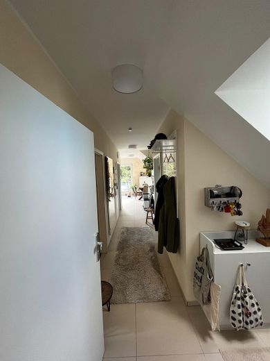 Piso accesible de 3 habitaciones en ubicación céntrica con balcón y vistas a zonas verdes – Diele/ Flur
