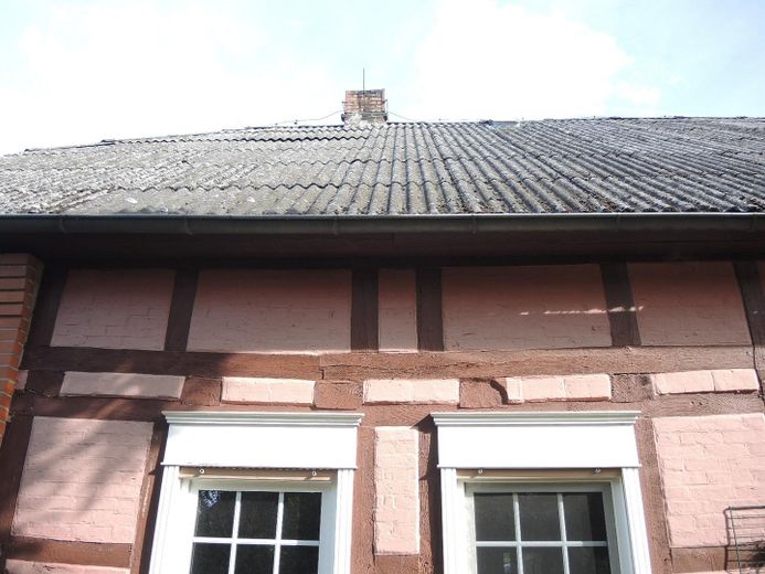 Functional and Solid Country House in the Wendland – Bedachung mit Kamin