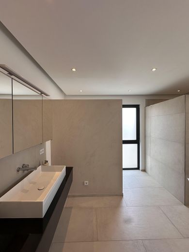 Modernes Traumhaus mit Pool - großzügiges Wohnen in Steinfeld – Badezimmer