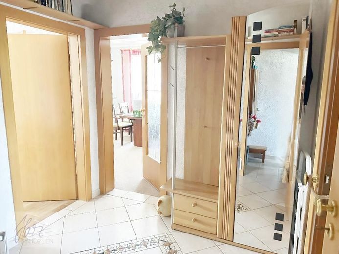 ***AB SOFORT ZU VERKAUFEN --SEHR GEPFLEGTE 3-RAUMWOHNUNG--*** mit Tageslichtbad und Dusche in einer sehr gepflegter Wohneigentumsanlage – Flurbereich mit Blick Richtung Wohnzimmer und Kinderzimmer (Verkauf ohne Inventar)