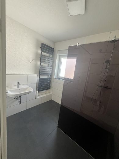 Frisch renovierte 3-Zimmer Wohnung mit Loggia ins Grüne, Einbauküche und Garage – Foto 9