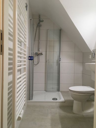 Von PRIVAT _  Komplettsanierung 2021, 2,5 ZW, DG, S-Zuffenhausen, nahe Stadtpark, S-Bahn + A81 – Dusche - Kabine offen