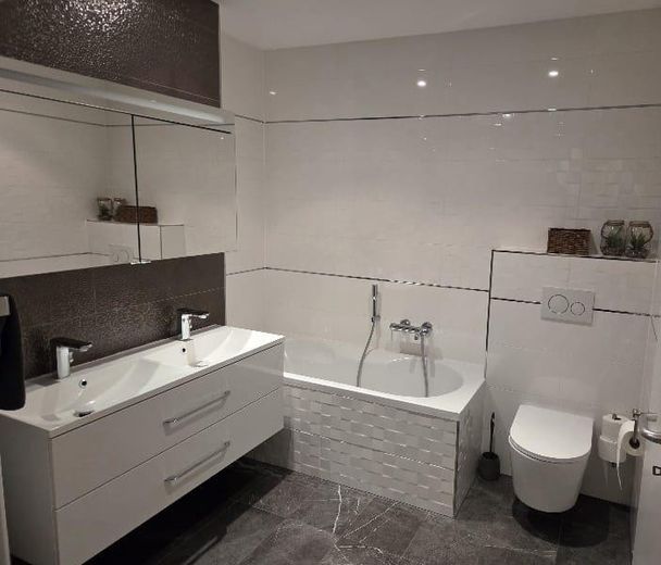 Casa a schiera centrale ben tenuta in posizione adatta alle famiglie a Laudenbach – Hauptbad mit Badewanne  