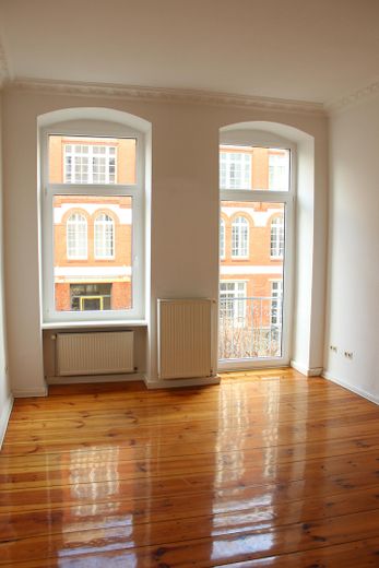 Ruhige und freundliche 2-Zimmer-Altbauwohnung in Berlin-Mitte – Großes Zimmer