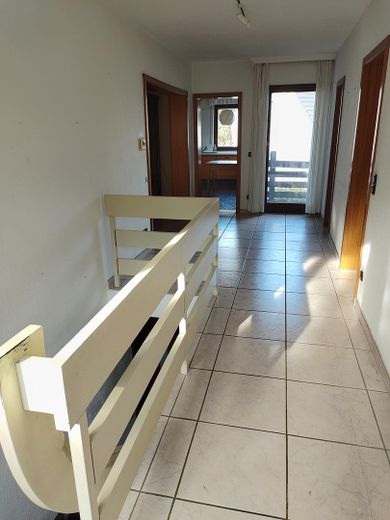 Großzügiges Reihenmittelhaus mit 222m² in Muffendorf, Einliegerwohnung und sonnigem Atriumgarten – Flur Treppe/Flur OG