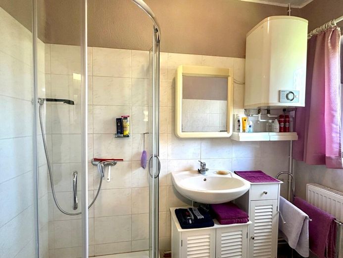 HORN IMMOBILIEN ++ gemütliche Doppelhaushälfte in Randlage, Wilhelmsburg bei Ferdinandshof – Badezimmer