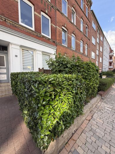 Helle, schöne und gepflegte Altbauwohnung mit Dielenfussboden und Einbauküche – Gepflegter Vorgarten