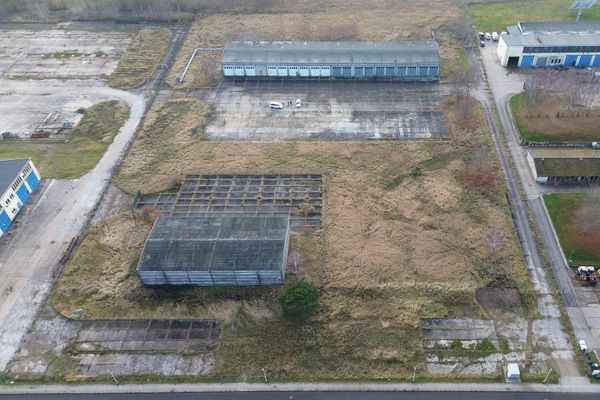 Dwie hale magazynowe z potwierdzeniem wprowadzenia PV, duża działka