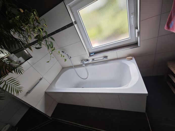 Badewanne in Badezimmer