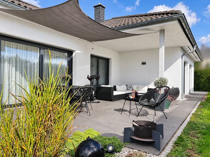 Winkelbungalow mit Sonnenterrasse und großzügigem Wohnambiente – Titel