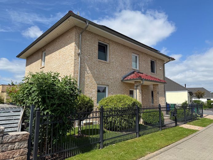 Provisionsfrei: Exklusive Stadtvilla (161 m²) mit PV-Anlage, Pool, Doppelgarage in Großbeeren – Seitenansicht