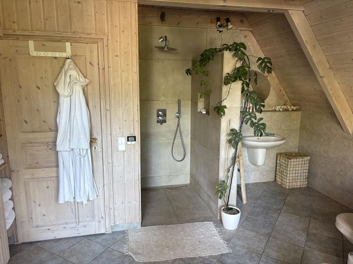 Architektenhaus zur temporären Vermietung – Badezimmer