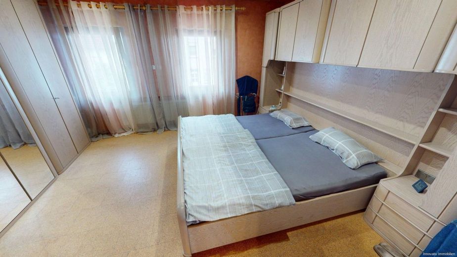 Schönes Ein oder Zweifamilienhaus mit Potenzial dazu einer Garage mit Gartendurchfahrt – Schlafen OG