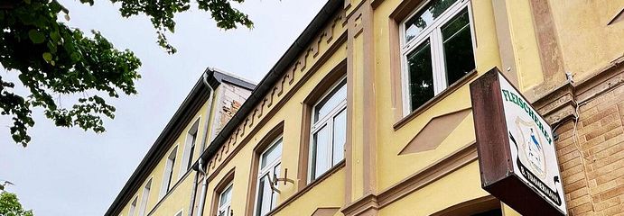 Hausvorderseite seitlich 