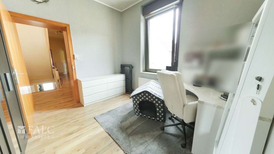 Gut erhaltener Altbau mit grossem Platzangebot – OG Durchgang Elternschlafzimmer