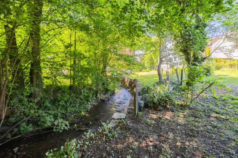 Großes Wohnhaus mit Garage, Garten und Zugang zum Fockenbach: Viel Raum für Ideen in Niederbreitbach – Garten