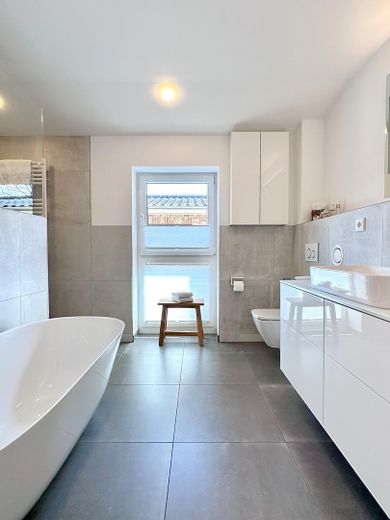 Energieeffizienzklasse A+: Exklusive DHH in bester Lage von Duvenstedt – Provisionsfrei – Badezimmer im OG