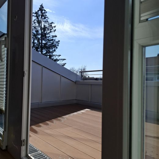 schöne lichtdurchflutete Dachterrassenwohnung in Germering, 3 Zi – provisionsfrei – Ausblick West-Loggia
