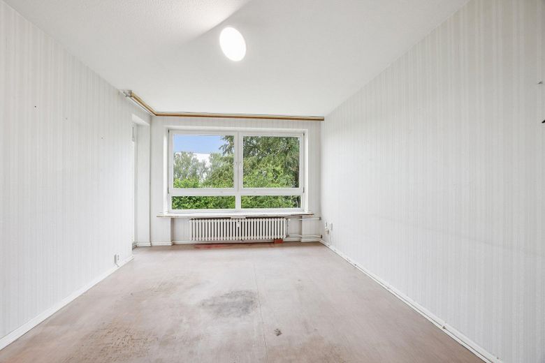 3-room apartment in need of renovation with lots of potential – Wohnzimmer