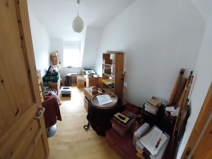 Sehr schönes 3 Fam.- Haus, große Balkone – DG Arbeiten