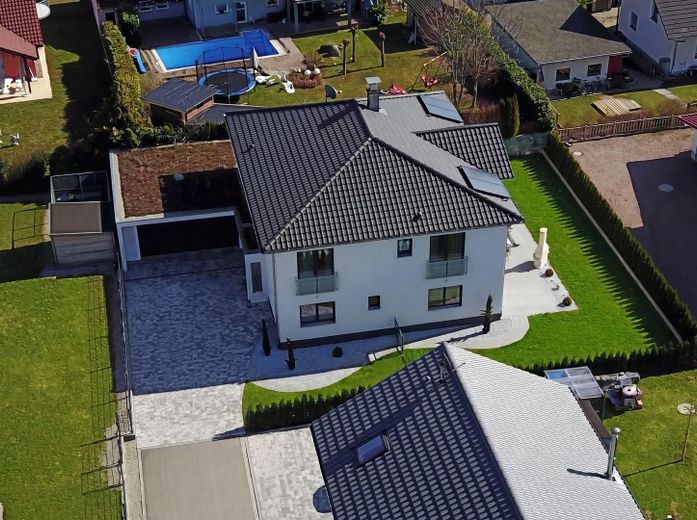 Einfamilienhaus KfW-70, Solarthermie-Anlage, Doppelgarage, ohne Keller provisionsfrei – Außenansicht 