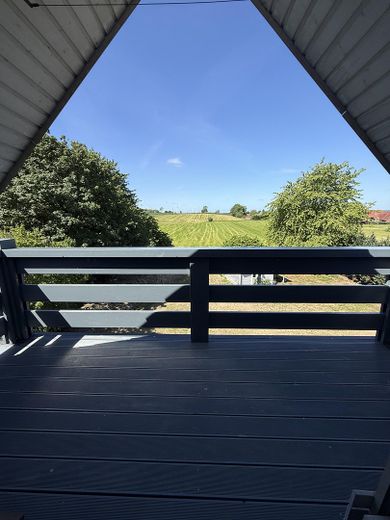 Traumhafter Erstbezug im DG! Sanierte Dachgeschoss-Oase mit Feldblick & Stellplatz – Aussicht Balkon