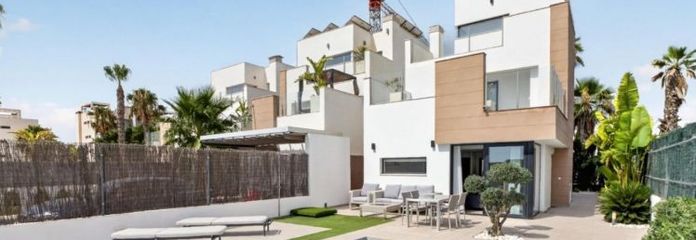 Moderne freistehende Villa mit 3 Schlafzimmern, 2 Bädern, Gäste-WC und privatem Pool in El Raso