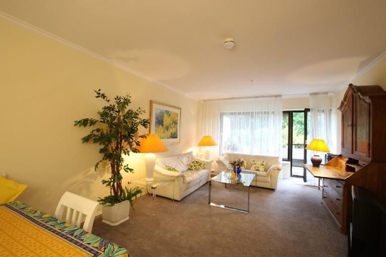 Tutzing - geräumige 2-Zi-Wohnung am See – Wohnzimmer