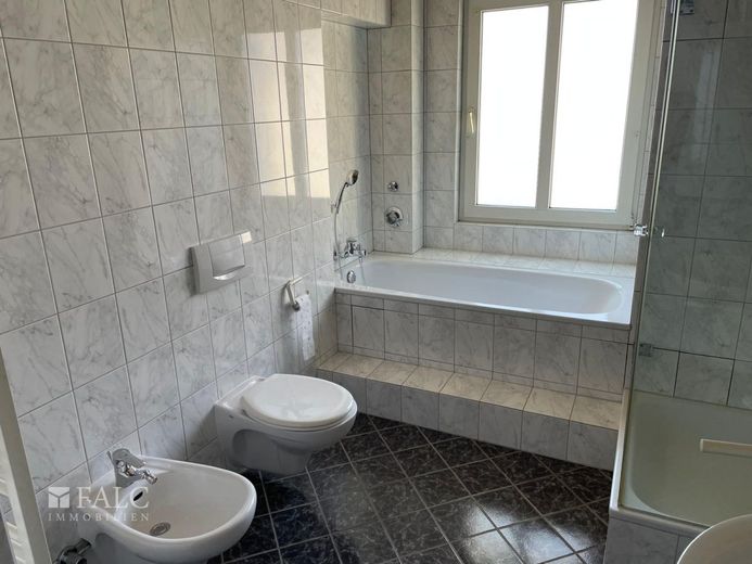 Eigennutzer aufgepasst: 2,5-Zimmer-Wohnung mit Balkon in der Moltkestraße – Badezimmer