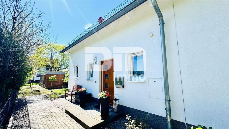 Modernes Familienglück nahe KfW 55-Standard mit Terrasse, Carport und Parkplatz – Seitenansicht / Haupteingang
