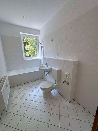 Helle Wohnung mit Balkon und Einbauküche in Zossen Wünsdorf – Badezimmer