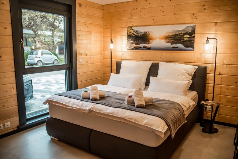 Möbliertes Holzhaus mit 2 Wohnungen, Garten, Balkon, inkl. Küchen - Windschläg 970.000€ zzgl. MwSt. – Schlafzimmer EG