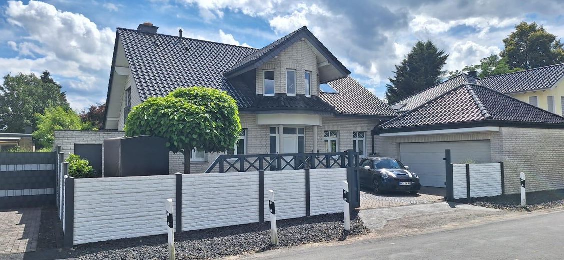 Exklusives Einfamilienhaus mit Wellnessgarten – Wohnen auf höchstem Niveau – Vorderansicht