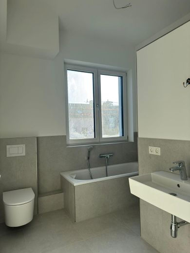 Lichtdurchflutete, moderne 3-Zi-Wohnung mit EBK, Balkon und Gäste-WC - Energieeffizienzklasse A+ – Bad