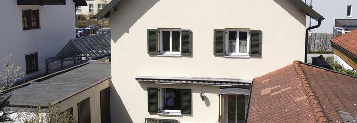 2-Zi. Gartenwohnung + Nebengebäude (vermietet) v. Privat o. Provision – Hausansicht Gartenseite
