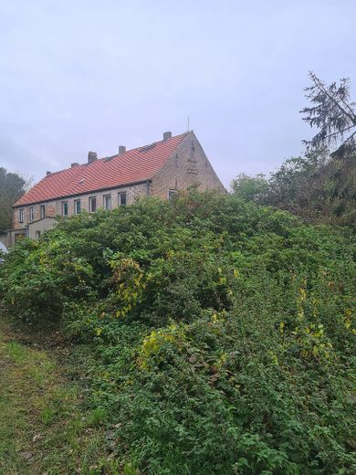 Investmentchance auf Rügen: Mehrfamilienhaus + ca. 3.087 m² Grundstück, Wasser-/Ostseenähe – Totalansicht