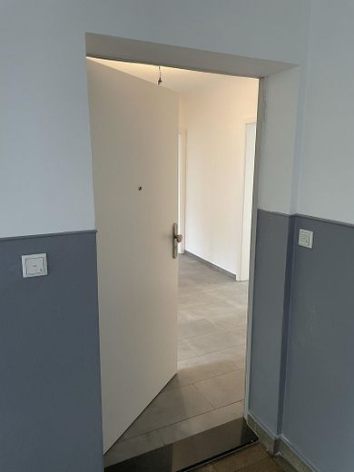 Sofort frei & ohne Provision - Renovierte 3-Zimmer-Wohnung mit Balkon – U-Bahn um die Ecke – Wohnungseingang